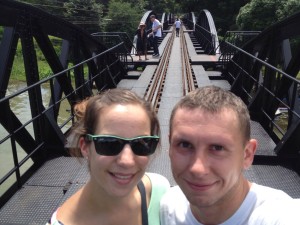 Wir stehen auf der berühmten Brücke über dem Kwai