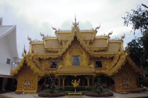 Das goldene Toilettenhaus im weißen Tempel 