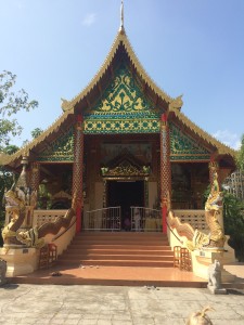 Wat Doi Phrabat in Chiang Rai. Das Titelbild zeigt den "Stehenden Buddha" im Bau mit Bambusgerüst