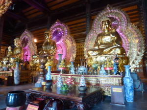 Zauberhaft beleuchtete goldene Buddhas