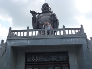 Vor dem Bronzenen Buddha in Trang An