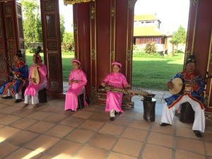 Eine traditionelle Musikgruppe in der Zitadelle von Hué