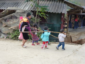Frau und Kinder kehren in ihr Dorf zurück