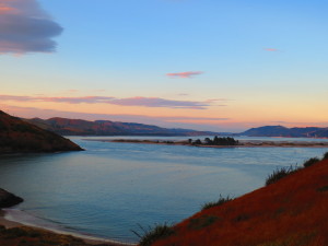 Blick von der Otago Halbinsel in Richtung Dunedin am frühen Morgen