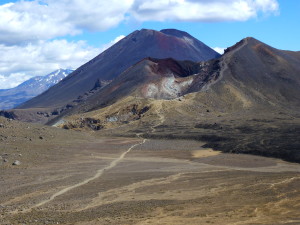Blick auf die Vulkane, vorne ein Krater, rechts der Weg ist der Abstieg vom roten Krater