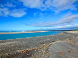 Türkisfarbene Lagune trifft auf blaues Meer und blauen Himmel