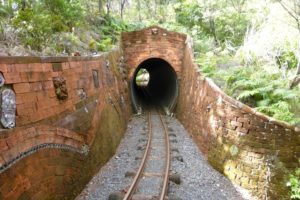 Die Fahrt führt durch schmale Tunnel