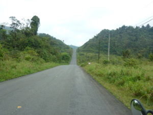 Hügelauf und hügelab führt die Straße nach Almirante